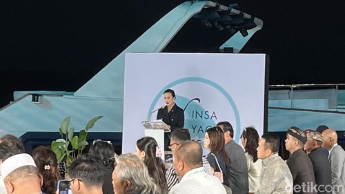 Menteri Pariwisata Widiyanti Putri Wardhana saat menghadiri INSA Yacht Festival 2026 di Pelabuhan Benoa, Denpasar, Sabtu (8/8/2026).