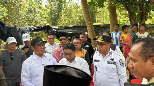 Mentan RI Andi Amran Sulaiman, didampingi Wagub NTT Jhoni Asadoma saat berkunjung ke Kabupaten Alor, NTT.
