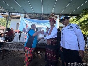 Masyarakat Alor Jadi Penerima Pertama Bantuan Beras 30 Kg