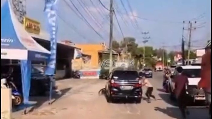 Mobil Avanza tabrak pengendara sepeda motor hingga terseret 10 meter