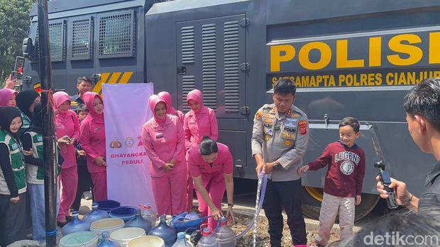 Mobil AWC diturunkan untuk bantuan air bersih Mobil AWC diturunkan untuk bantuan air bersih