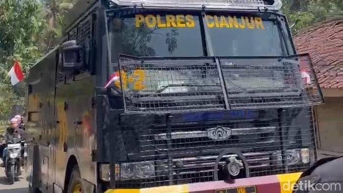 Mobil AWC diturunkan untuk bantuan air bersih
