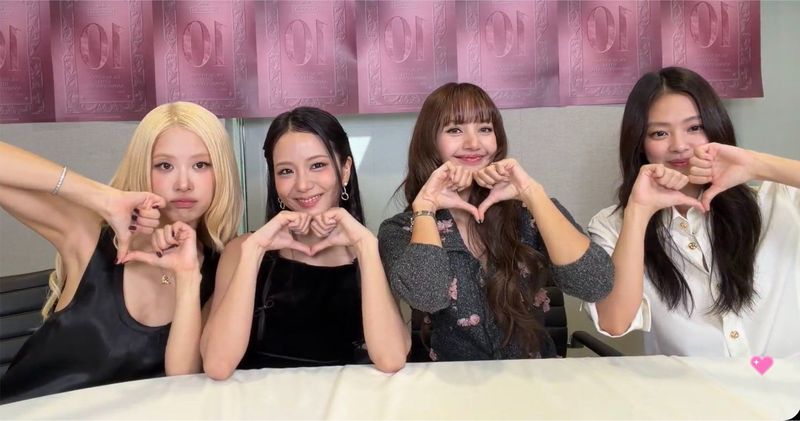 Momen BLACKPINK mengadakan siaran langsung bertepatan dengan perayaan anniversary ke-10.