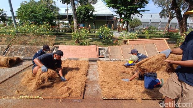 Narapidana Lapas Kelas II A Purwokerto, membuat kerajinan coco sheet untuk diekspor ke China, Sabtu (8/8/2026).