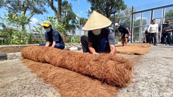 Narapidana Lapas Kelas II A Purwokerto, membuat kerajinan coco sheet untuk diekspor ke China, Sabtu (8/8/2026).