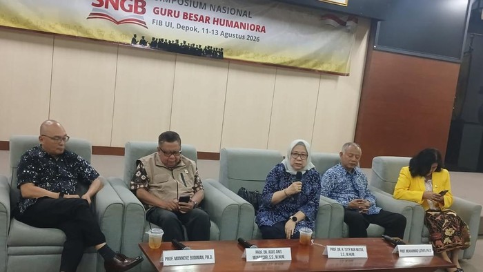 Para guru besar bidang ilmu humaniora dalam konferensi pers Simpososium Nasional Guru Besar (SNGB) Humaniora di kampus UI Depok, Jumat (7/8/2026)