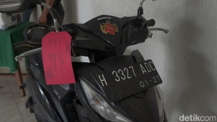 Sepeda motor Honda Beat digunakan dua pelaku pergi ke konter ponsel Royal Phone Ambarawa ditampilkan saat konferensi pers di Mapolres Semarang, Sabtu (8/8/2026).