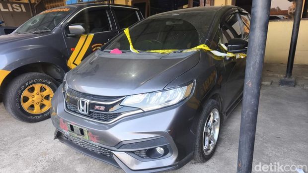 Penampakan Honda Jazz milik bos konter ponsel Royal Phone Ambarawa, Jumat (8/8/2026).