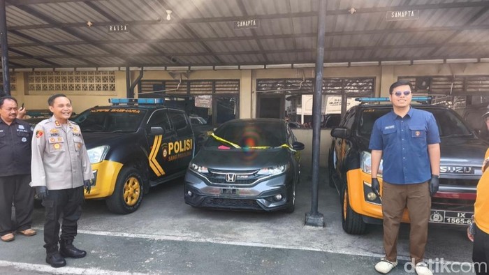 Mobil Honda Jazz tempat ditemukannya bos konter ponsel Royal Phone Ambarawa diparkirkan di halaman parkir Mapolres Semarang, Jumat (8/8/2026).
