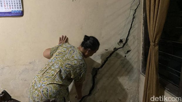 Penampakan rumah warga Gombel, Semarang, terdampak proyek mal, Jumat (7/8/2026) malam. Penampakan rumah warga Gombel, Semarang, terdampak proyek mal, Jumat (7/8/2026) malam.