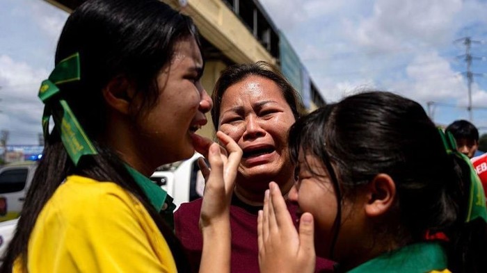 Para murid dan guru Sekolah Debsirin Nonthaburi menangis setelah peristiwa penembakan di sekolah tersebut, Jumat (07/08). (Getty Images)