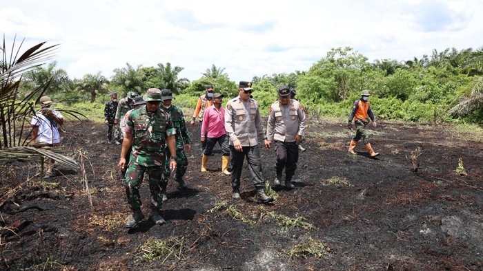 Polda Riau-TNI hingga BPBD melakukan patroli udara memantau hotspot di wilayah Riau, Sabtu (8/8/2026).