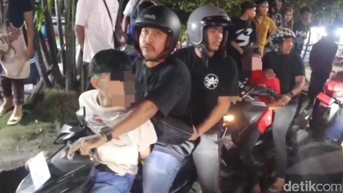 Polisi menangkap dua anggota geng motor berinisial AF (17) dan Al (17) terkait tawuran dua kelompok geng motor di Jalan Urip Sumoharjo, Kota Makassar.