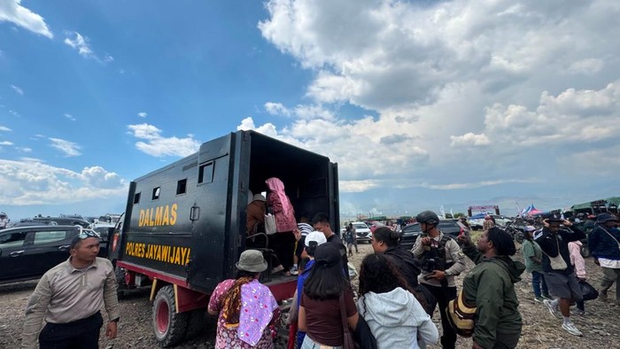 Polisi mengevakuasi warga saat penembakan di Festival Budaya Lembah Baliem Jayawijaya.