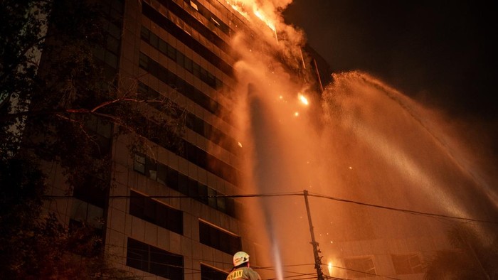 Petugas Dinas Penanggulangan Kebakaran dan Penyelamatan (Gulkarmat) Jakarta bersiap memadamkan kobaran api yang membakar Gedung Badang Pendapatan Daerah (Bapenda) DKI Jakarta di Jalan Abdul Muis, Jakarta, Jumat (7/8/2025). Dinas Gulkarmat Jakarta mengerahkan sebanyak 20 armada pemadam kebakaran dan 100 personel untuk mengendalikan situasi dan memadamkan kebakaran yang terjadi. ANTARA FOTO/Bayu Pratama S/hma