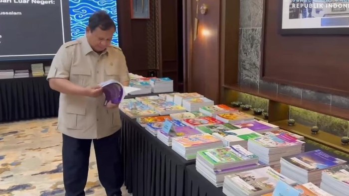 Prabowo melakuan cek buku pelajaran siswa