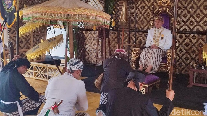 Prosesi Pangistrenan Wawakil Kerajaan Galuh di Keraton Selagangga, Kabupaten Ciamis.
