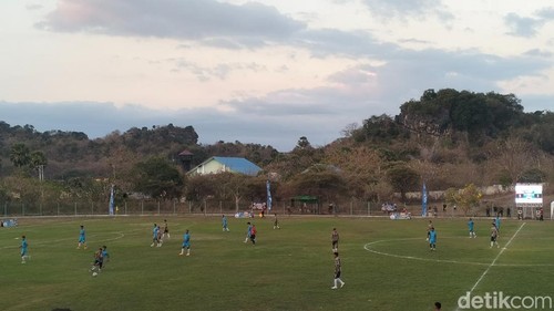 Dua tim berlaga pada pertandingan perdana  PSSI CUP II Manggarai Barat Tahun 2026 di Stadion Ora Flobamorata, Labuan Bajo, Manggarai Barat, NTT, Sabtu (8/8/2026)