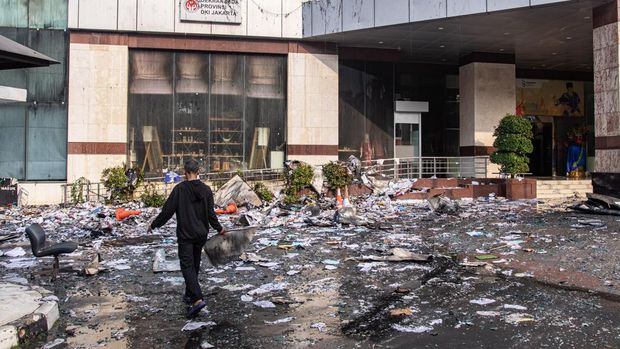 Petugas Dinas Perhubungan (Dishub) DKI Jakarta berjaga pascakebakaran Gedung Badan Pendapatan Daerah (Bapenda) DKI Jakarta, di Jalan Abdul Muis, Jakarta, Sabtu (8/8/2026). Pemerintah Provinsi DKI Jakarta menyatakan data perpajakan tetap aman setelah kebakaran melanda Gedung Bapenda karena telah dicadangkan secara digital, sementara aktivitas pelayanan publik tetap berjalan. ANTARA FOTO/Rakha Raditya Yahya/kye