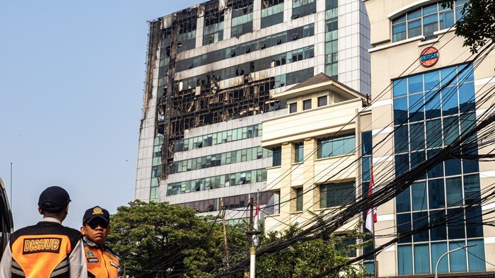 Petugas Dinas Perhubungan (Dishub) DKI Jakarta berjaga pascakebakaran Gedung Badan Pendapatan Daerah (Bapenda) DKI Jakarta, di Jalan Abdul Muis, Jakarta, Sabtu (8/8/2026). Pemerintah Provinsi DKI Jakarta menyatakan data perpajakan tetap aman setelah 