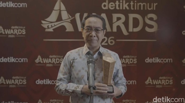 Rektor Unhas Prof Jamaluddin Jompa meraih penghargaan detiktimur Award 2026.