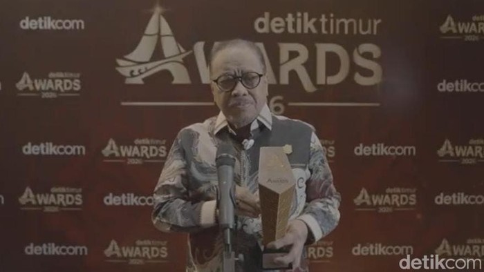Rektor Universitas Muslim Indonesia (UMI) Hambali Thalib mendapat penghargaan detiktimur Awards 2026