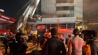 Brimob Polda Metro Jaya Amankan Lokasi Kebakaran di Gedung Bapenda DKI