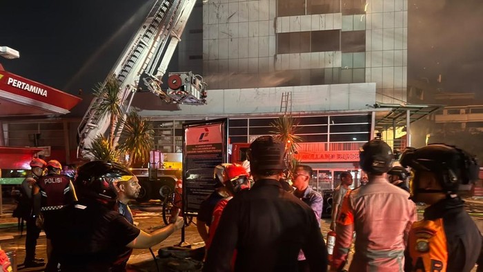 Sat Brimob Polda Metro Jaya mengamankan lokasi kebakaran di gedung Bapenda DKI Jakarta. (dok istimewa)