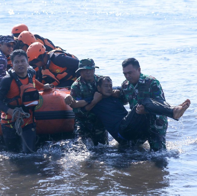 Simulasi Tsunami di Pantai Boom Banyuwangi, Tim SAR Latih Evakuasi Korban
