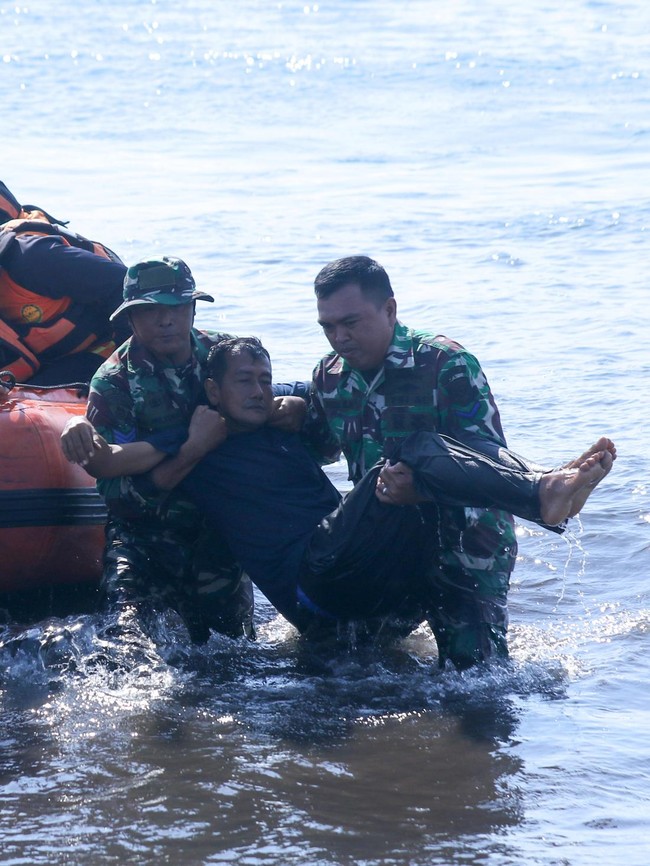 Simulasi Tsunami di Pantai Boom Banyuwangi, Tim SAR Latih Evakuasi Korban