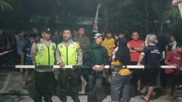 Situasi di depan perumahan salah satu terduga pelaku pencurian dengan kekerasan yang menewaskan bos konter ponsel Ambarawa di Desa Pojoksari, Kabupaten Semarang, Jumat (7/8/2026) malam. Situasi di depan perumahan salah satu terduga pelaku pencurian dengan kekerasan yang menewaskan bos konter ponsel Ambarawa di Desa Pojoksari, Kabupaten Semarang, Jumat (7/8/2026) malam.