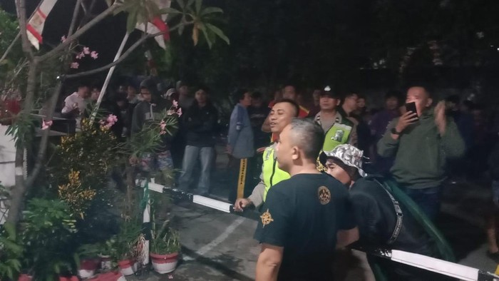 Situasi di depan perumahan salah satu terduga pelaku pencurian dengan kekerasan yang menewaskan bos konter ponsel Ambarawa di Desa Pojoksari, Kabupaten Semarang, Jumat (7/8/2026) malam.