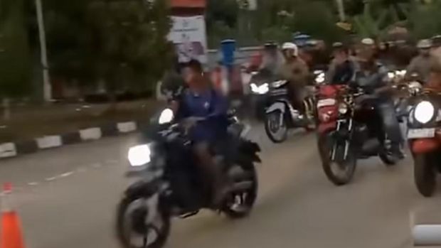 SPBU Kambitin, Tabalong, Kalimantan Selatan langsung diserbu pemotor SPBU Kambitin, Tabalong, Kalimantan Selatan langsung diserbu pemotor