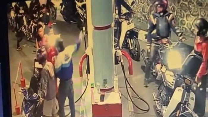 Tangkapan layar video viral soal aksi premanisme di SPBU Ciwidey.