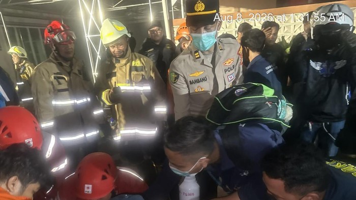 Tim Dokkes Polda Metro Jaya bantu menangani korban kebakaran Gedung Bapenda DKI, Jumat (7/8/2026).