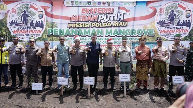 Tim Ekspedisi Merah Putih Polda Riau melakukan penanaman 2.200 mangrove di pantai Pulau Rangsang Tim Ekspedisi Merah Putih Polda Riau melakukan penanaman 2.200 mangrove di pantai Pulau Rangsang, Kepulauan Meranti, Sabtu (8/8/2026).