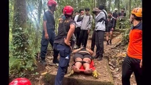 Tim gabungan mengevakuasi I Wayan Ari Sulaksana (21), mahasiswa asal Kuta yang terpeleset saat turun di uncak Mangu, Desa Pelaga, Kecamatan Petang, Badung,  Jumat (7/8/2026). (Istimewa)