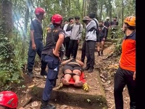 Terpeleset Turun Puncak Mangu Badung, Mahasiswa Kuta Ditandu ke RS
