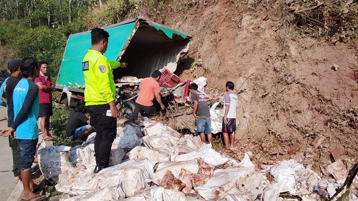 Truk boks tabrak tebing di Tersono Batang, Sabtu (8/8/2026)