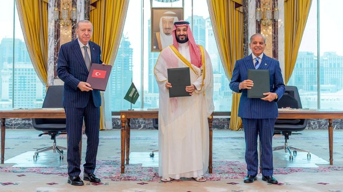 Presiden Turki Tayyip Erdogan, Putra Mahkota Arab Saudi Mohammed bin Salman, dan Perdana Menteri Pakistan Shehbaz Sharif berfoto bersama setelah menandatangani perjanjian pertahanan bersama di Mekkah, Arab Saudi, pada 7 Agustus 2026.