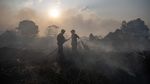 Petugas Gabungan Padamkan Kebakaran Lahan di Ogan Ilir