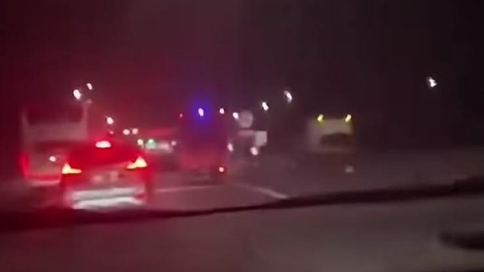 Tangkapan layar mobil menabrak palang Gerbang Tol Kalikangkung Semarang usai kejar-kejaran dengan mobil lainnya, Sabtu (8/8/2026).
