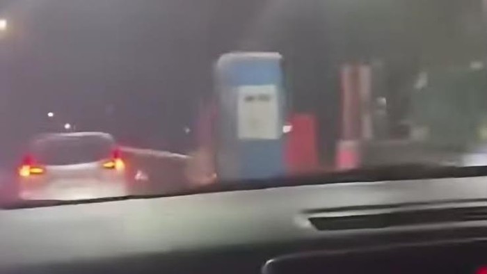 Tangkapan layar mobil menabrak palang Gerbang Tol Kalikangkung Semarang usai kejar-kejaran dengan mobil lainnya, Sabtu (8/8/2026).