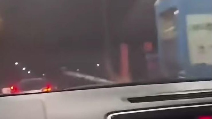 Tangkapan layar mobil menabrak palang Gerbang Tol Kalikangkung Semarang usai kejar-kejaran dengan mobil lainnya, Sabtu (8/8/2026).