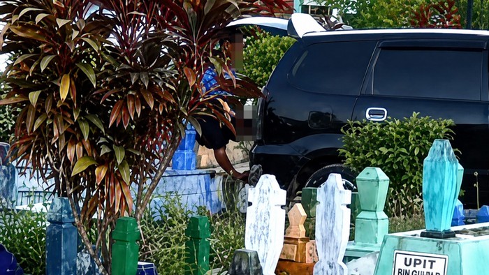 Viral Diduga Pelangsir Kencing BBM di Kuburan Pangkalan Bun