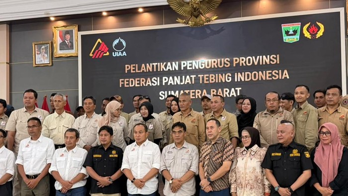 Wakil Ketua Umum FPTI Irjen Herry Heryawan melantik Pengprov FPTI Sumbar 2026-2030.