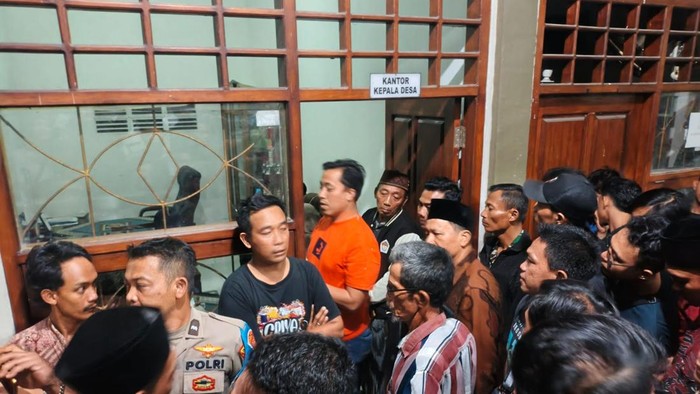 Wanita di Gresik ketahuan selingkuh dengan pria lain