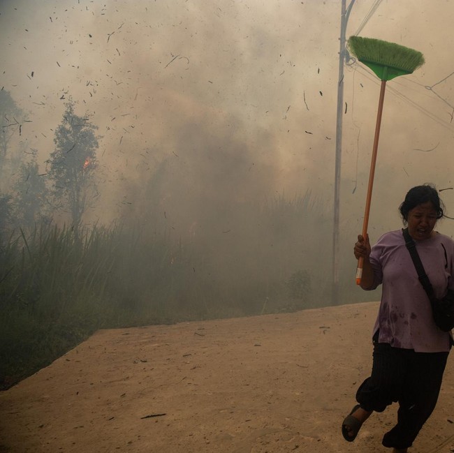 Warga Berlarian Hindari Asap Kebakaran Lahan di Palembang