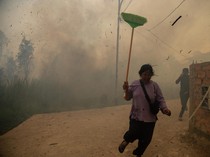 Warga Berlarian Hindari Asap Kebakaran Lahan di Palembang