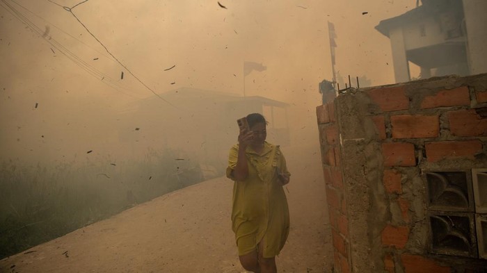 Warga berusaha memadamkan kebakaran lahan di dekat permukiman padat penduduk di Kemas Ridho, Kertapati, Palembang, Sumatera Selatan, Sabtu (8/8/2026). Kencangnya angin dan minimnya sumber air di lokasi kebakaran menyulitkan petugas dan warga memadamkan api. ANTARA FOTO/Nova Wahyudi/kye